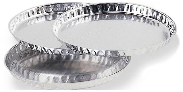 Drei übereinander liegende, glatte, silberne Backbleche, die für das Backen von Pizza geeignet sind.