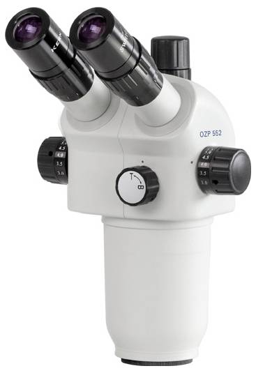 Ein weißes binokulares Mikroskop mit zwei Okularen und mehreren Einstellrädern. Es ist für die Vergrößerung von Objekten bestimmt.