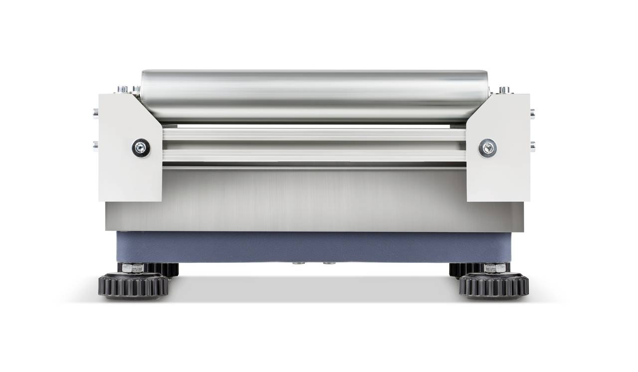 Industriemaschine mit zwei großen Rollen und verstellbaren Füßen, benutzt zur Bearbeitung oder Produktion von Materialien.