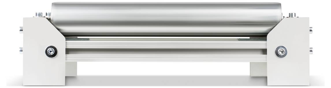 Eine industrielle Walze, horizontal ausgerichtet. Sie besteht aus Metall und ist Teil einer Maschine.