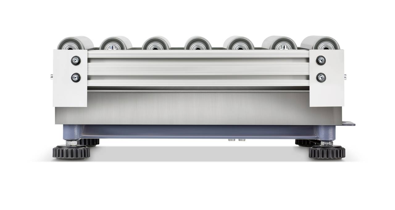 Ein weißer, horizontaler Förderrollenabschnitt mit acht Rollen, montiert auf einer Metallbasis.