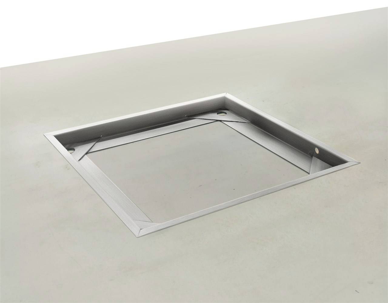 Silberner quadratischer Tischmobilständer in einer glatten, hellgrauen Oberfläche montiert.