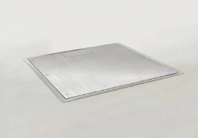 Bodenabschluss mit geschlossener Oberfläche, quadratische Form, silberfarben, auf einem hellen Hintergrund.