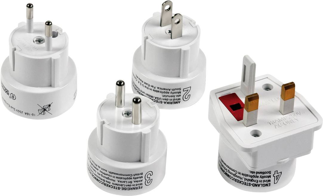 Vier internationale Reiseadapter mit unterschiedlichen Steckerformen für den weltweiten Einsatz.