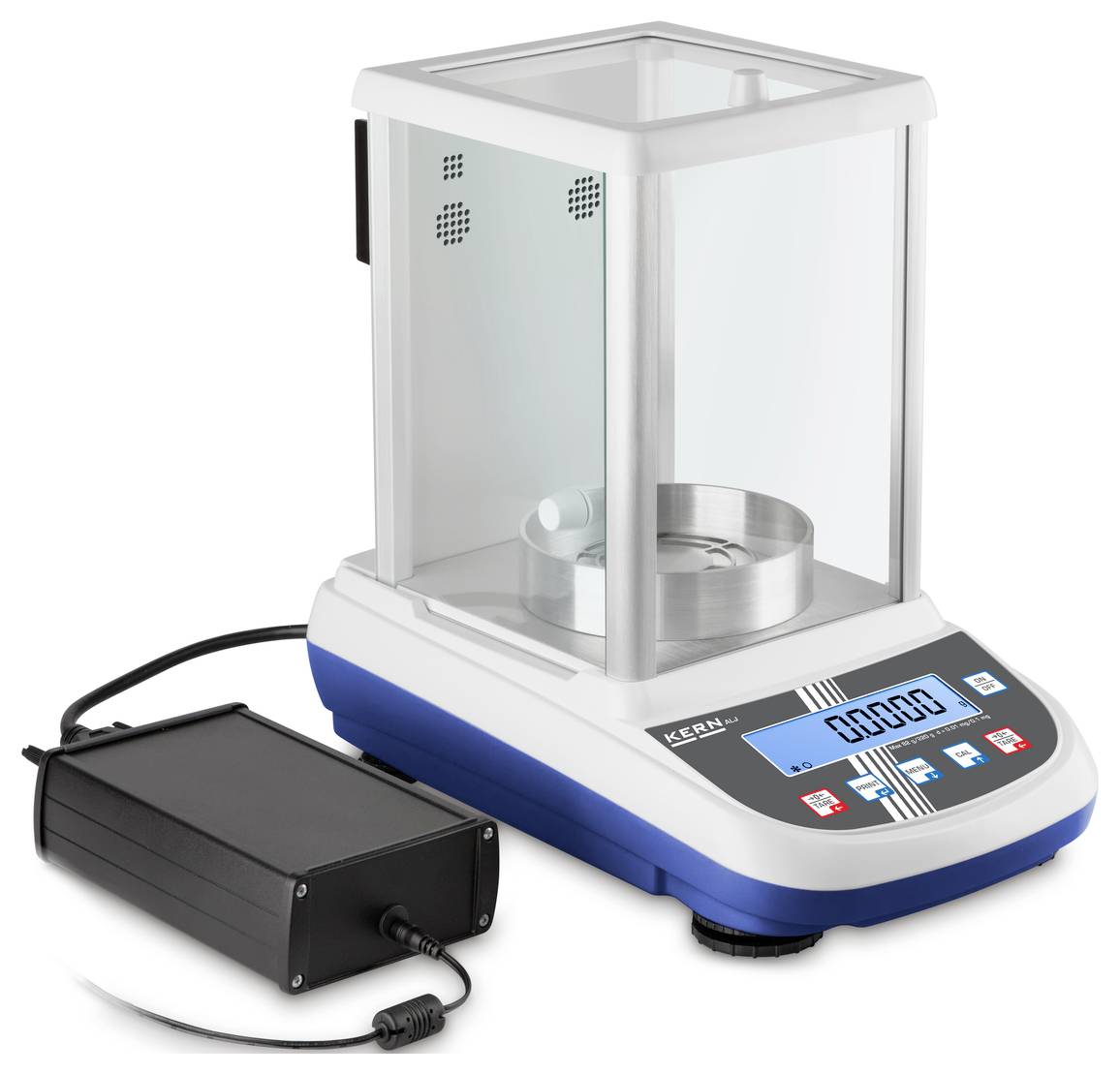 Labormesswaage mit digitalem Display, transparentem Schutzgehäuse und Netzteil. Geeignet für präzises Wiegen in wissenschaftlichen Anwendungen.