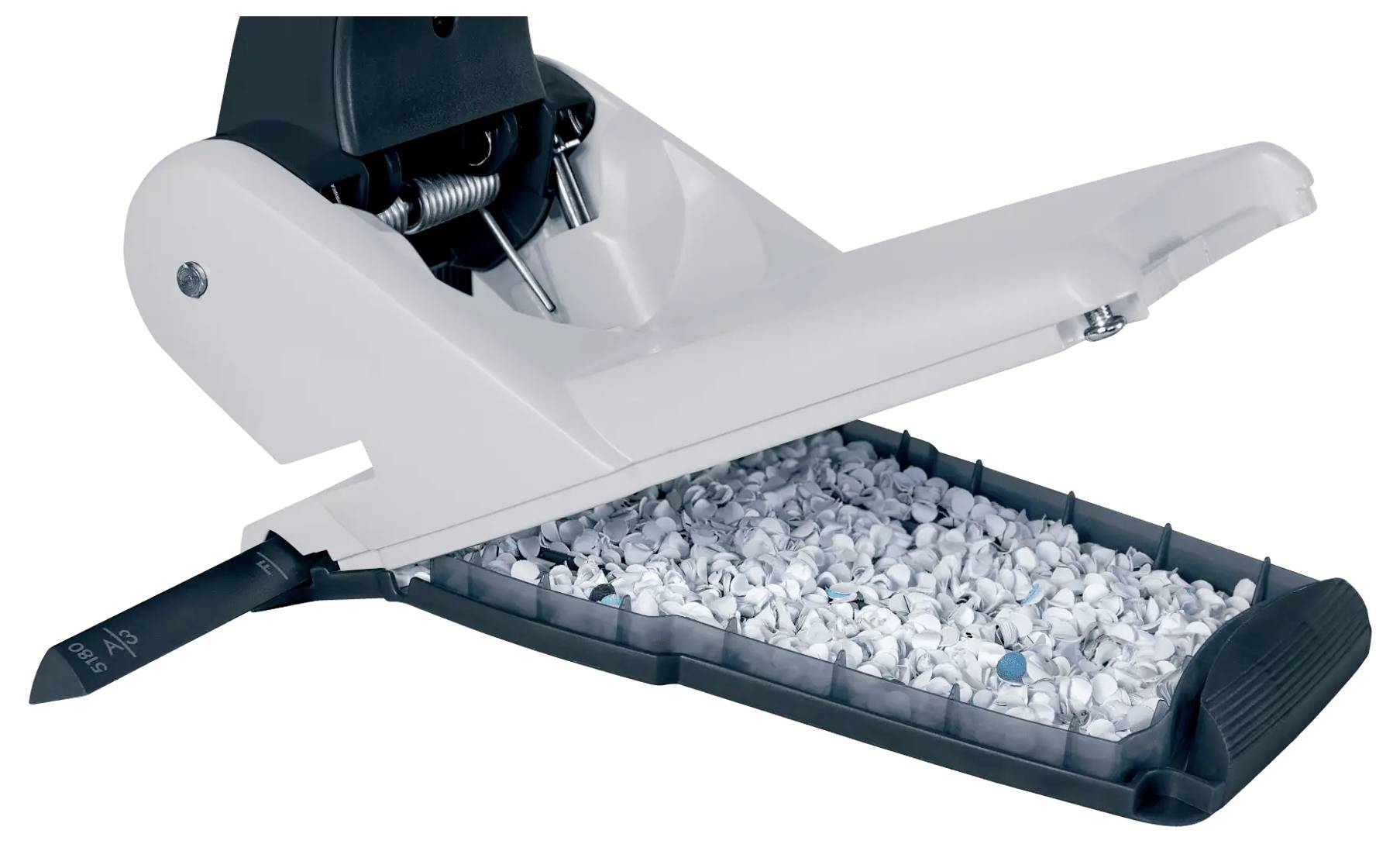 Ein Aktenvernichter mit geöffnetem Deckel, der geschredderte Papiere im Behälter zeigt.