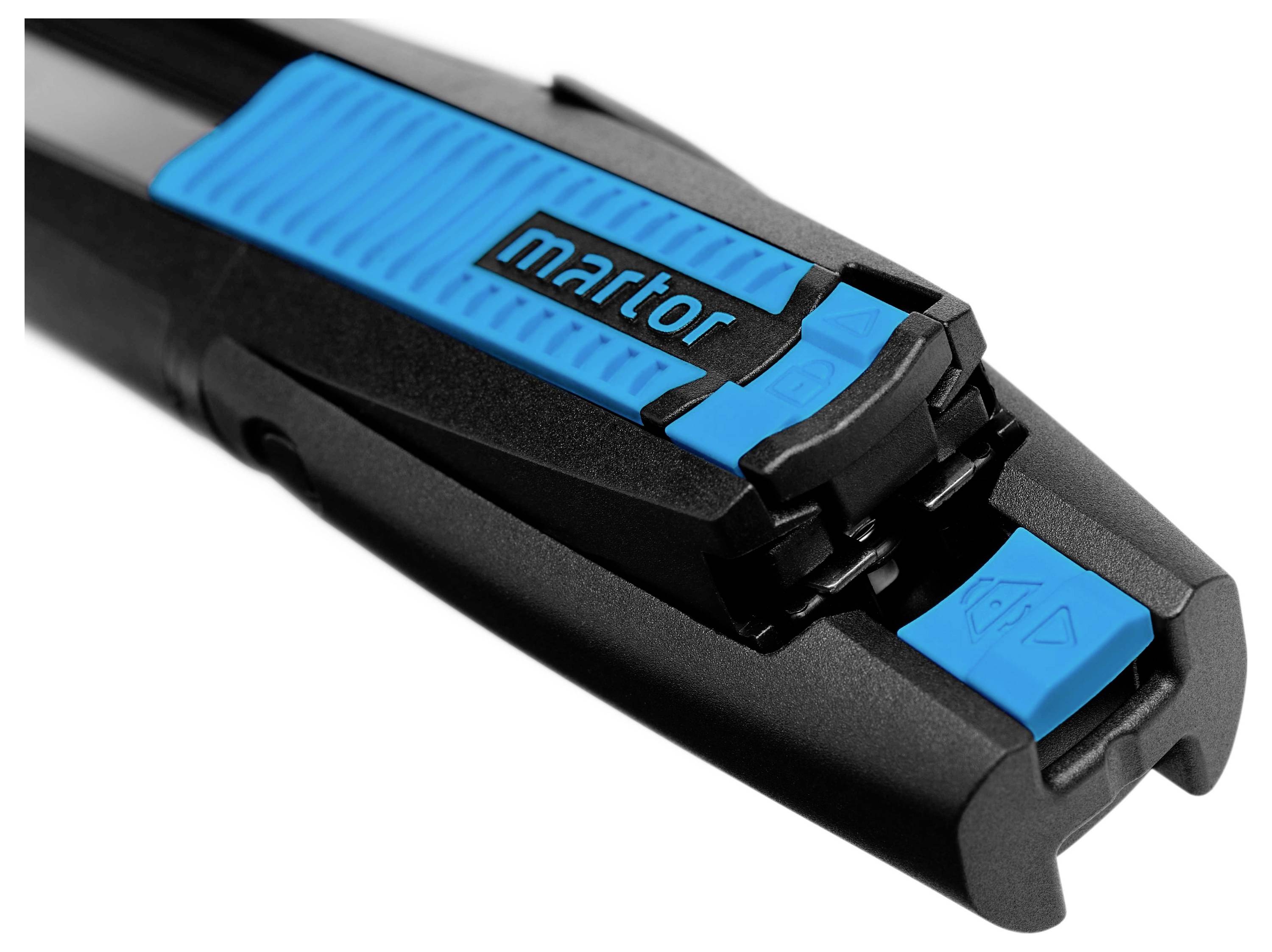 Ein Sicherheitsmesser mit schwarzem Gehäuse und blauem Griff von der Marke 'Martor', geeignet für präzises Schneiden.
