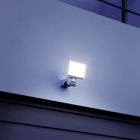 Steinel XLED home 2 S weiß 033088 LED-Außenstrahler mit Bewegungsmelder EEK: E (A - G) 13.7 W Leuchtfarben: Warmweiß Steinel XLED home 2 S weiß 033088 LED-Außenstrahler mit Bewegungsmelder EEK: E (A - G) 13.7 W Leuchtfarben: Warmweiß