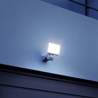 Steinel XLED home 2 S schwarz 033071 LED-Außenstrahler mit Bewegungsmelder EEK: E (A - G) 13.7 W Leuchtfarben: Warmweiß Steinel XLED home 2 S schwarz 033071 LED-Außenstrahler mit Bewegungsmelder EEK: E (A - G) 13.7 W Leuchtfarben: Warmweiß