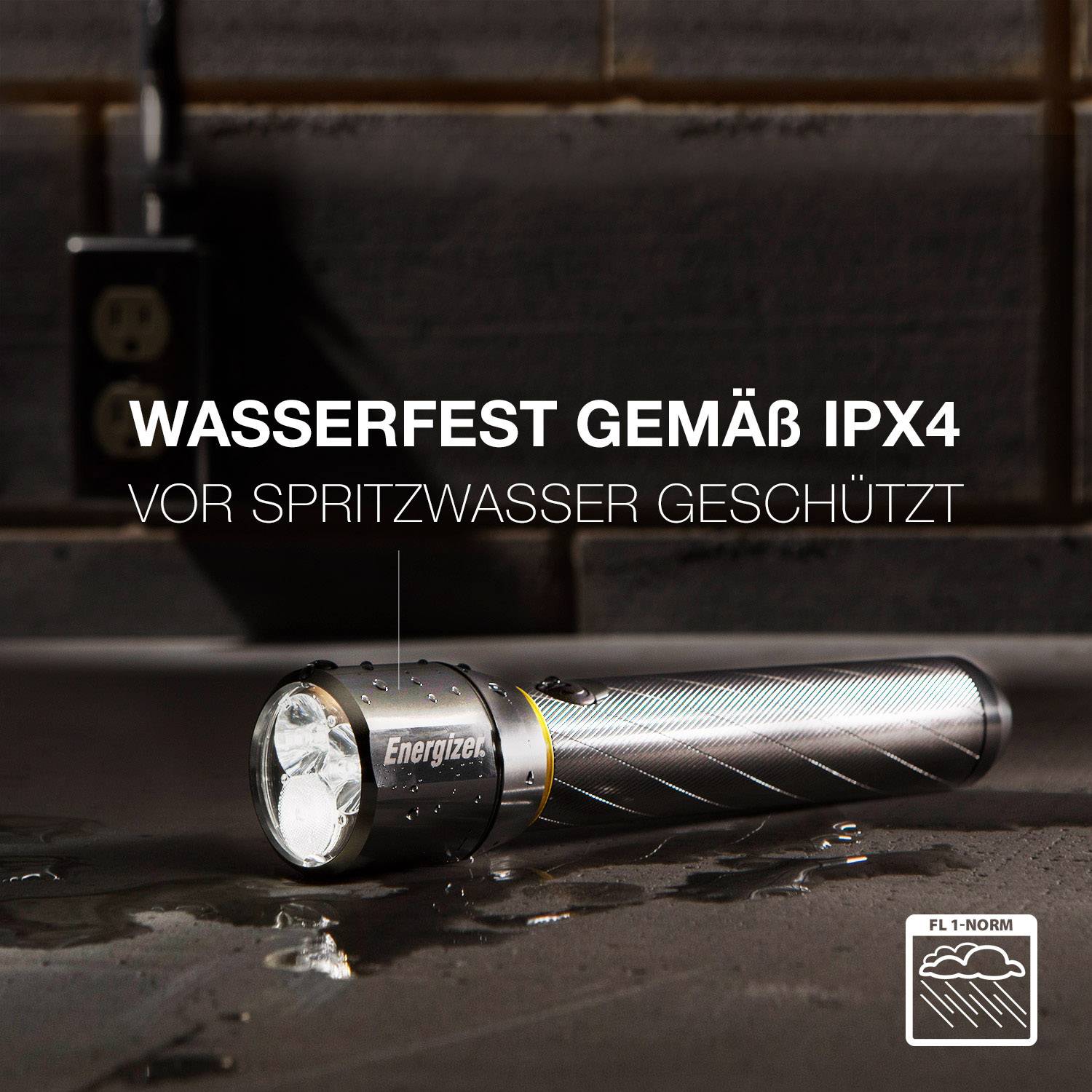 Eine Taschenlampe liegt auf nasser Oberfläche. Text: 'Wasserfest gemäß IPX4, vor Spritzwasser geschützt'. Logo: 'FL-1 Norm'.