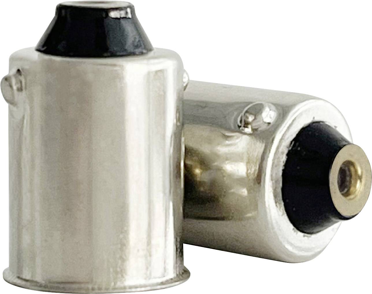 Ein Paar silberner Metalladeapterkomponenten mit schwarzen und Messingverbindern, eng beieinander platziert.