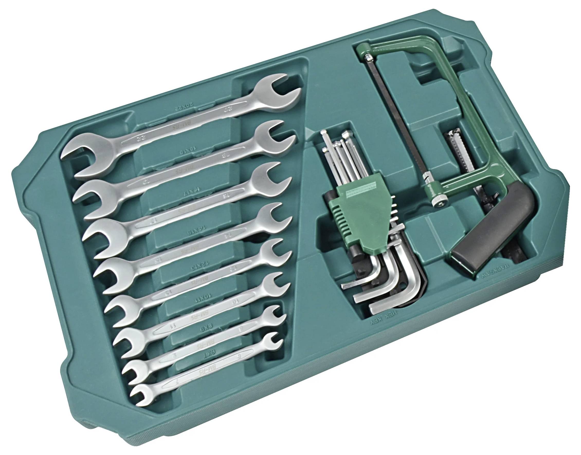 Ein Satz Schraubenschlüssel und Sechskantschlüssel aus Metall, in einem grünen Kunststoffbehälter angeordnet, neben einer kleinen grünen Handsäge mit schwarzem Griff.