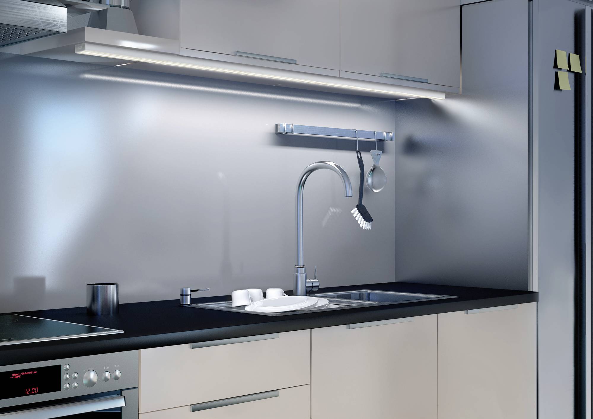 Moderne Küche mit glänzenden weißen Schränken und Edelstahlarmaturen. Ein Tresen mit Edelstahlbecken und Spülbeckenarmatur ist zu sehen.