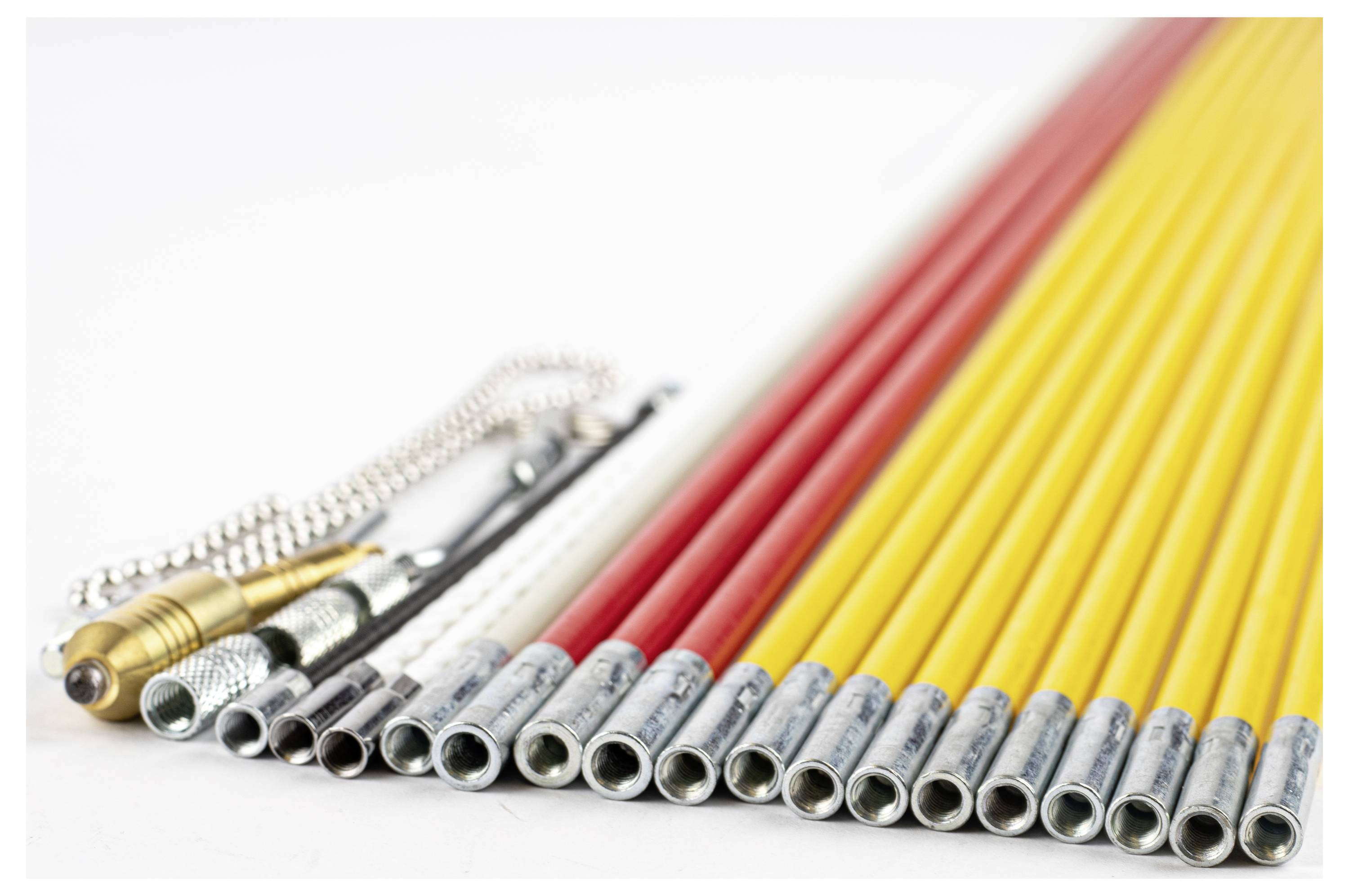 Mehrere Messstäbe in Rot, Gelb und Silber sind auf weißen Hintergrund diagonal ausgerichtet. Sie sind mit Metallzylindern verbunden.