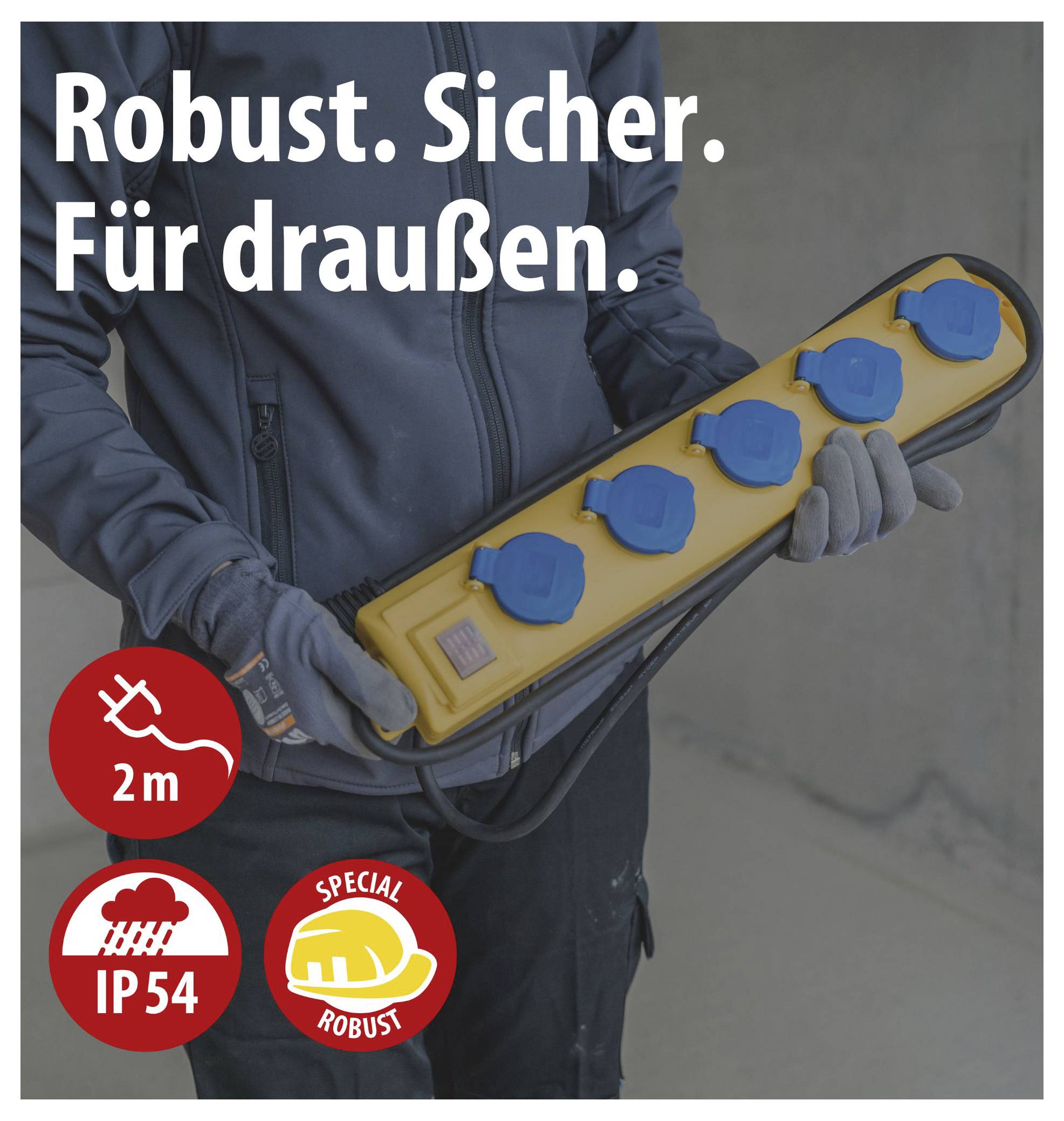 Person hält robuste gelbe Mehrfachsteckdose für draußen; Text: 'Robust. Sicher. Für draußen.' Symbole für 2 m, IP54 und robust.
