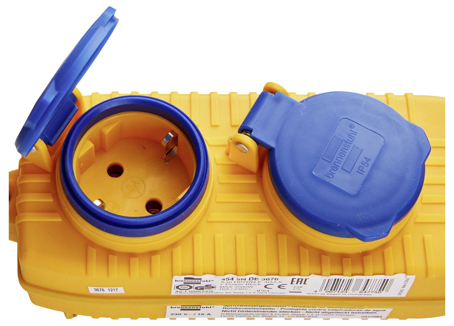 Gelbe tragbare Elektrosteckdosenbox mit blauen wasserdichten Abdeckungen, eine Abdeckung ist geöffnet und zeigt eine dreipolige Steckdose.