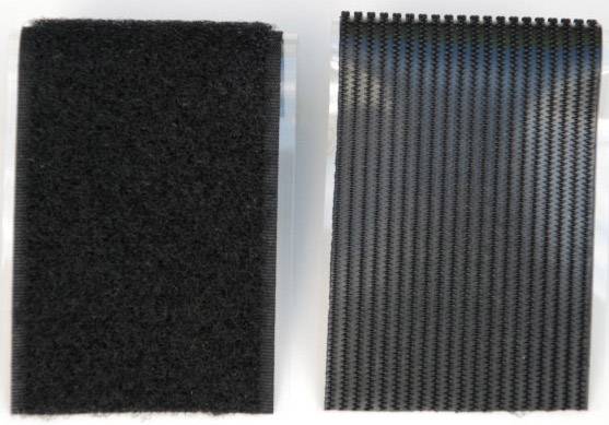 Zwei Materialien nebeneinander: links ein schwarzes, flauschiges Textil, rechts ein schwarzes Material mit feiner Rillenstruktur.