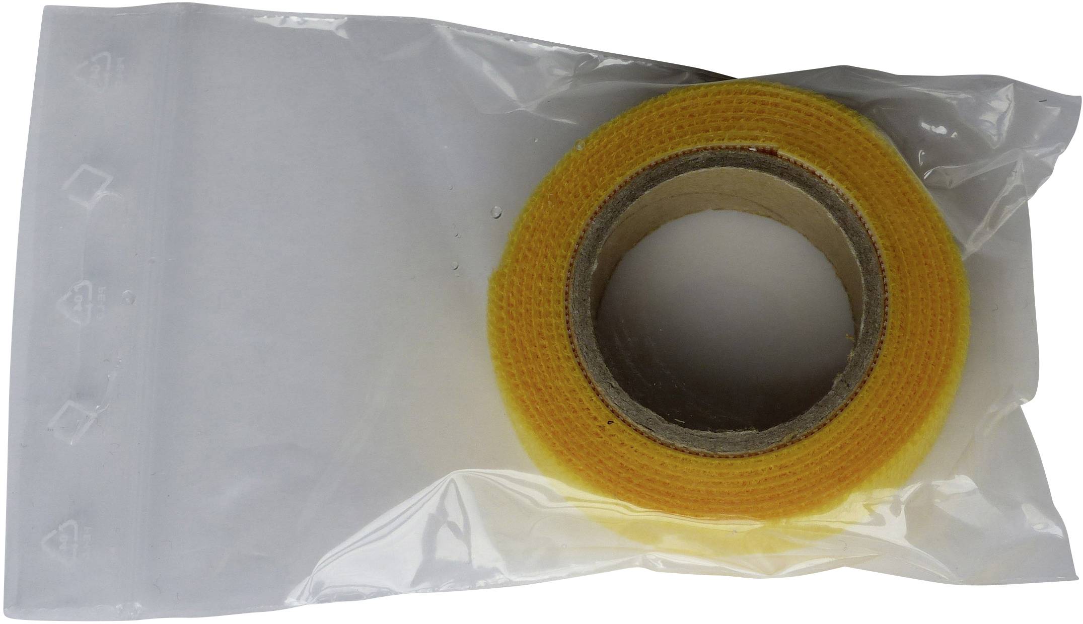 Klebebandrolle in einem durchsichtigen Plastikbeutel. Der Beutel zeigt leichte Falten und verschweißte Kanten.