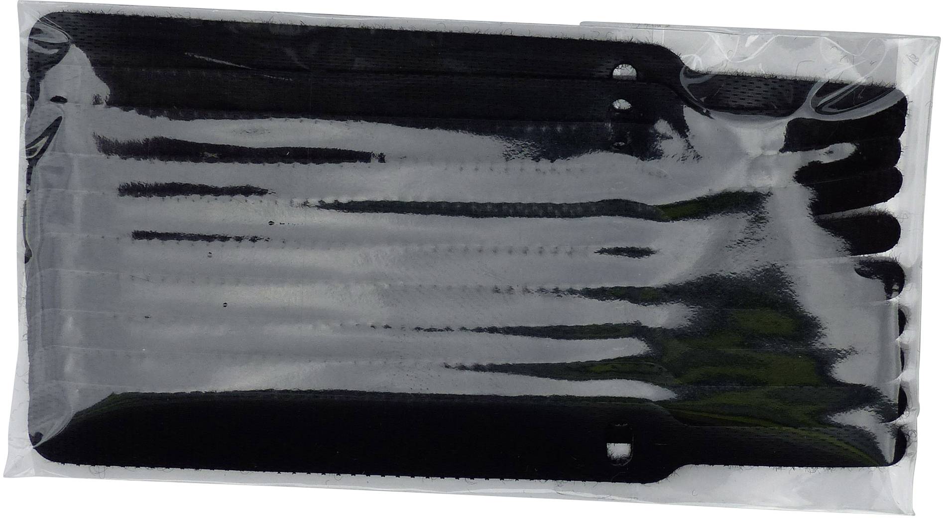 Eine Packung mit schwarzen Einwegmasken in Plastikverpackung, die zur Hygiene und zum Schutz vor Partikeln dient.