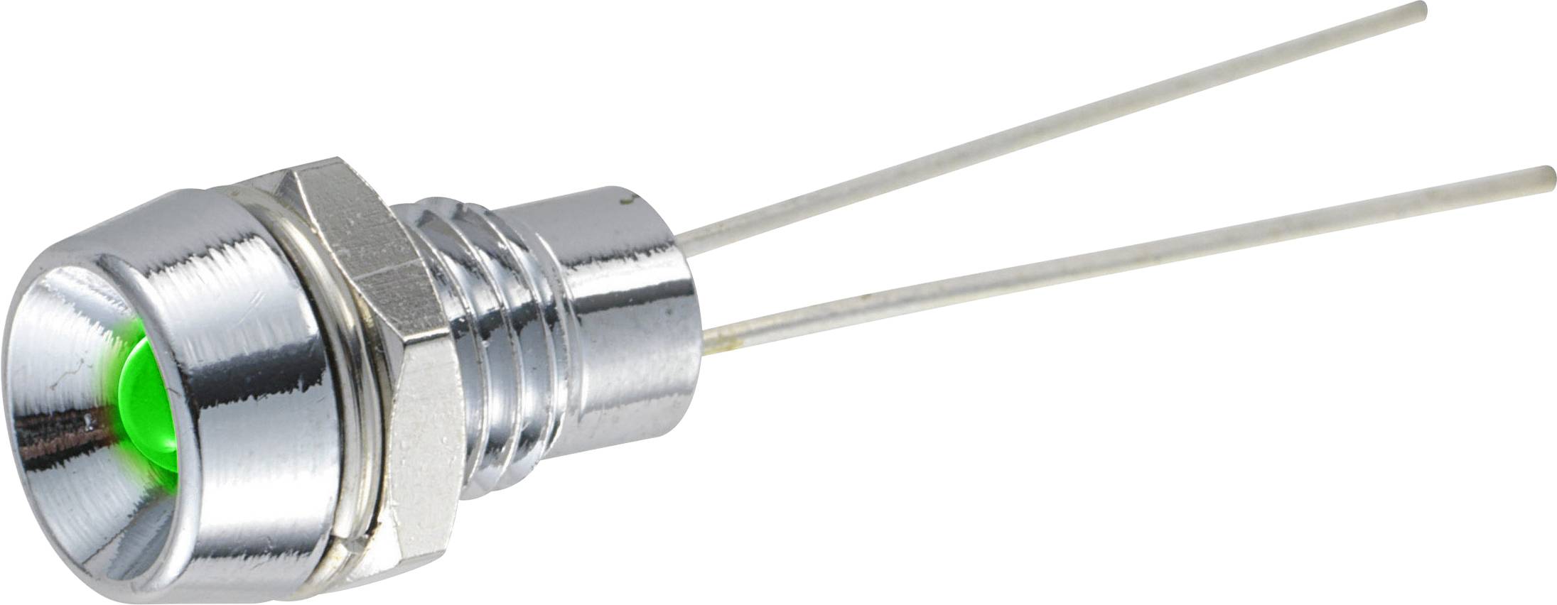 Eine grüne LED mit zwei langen Metallanschlüssen. Die LED ist in einem metallischen Gehäuse montiert.