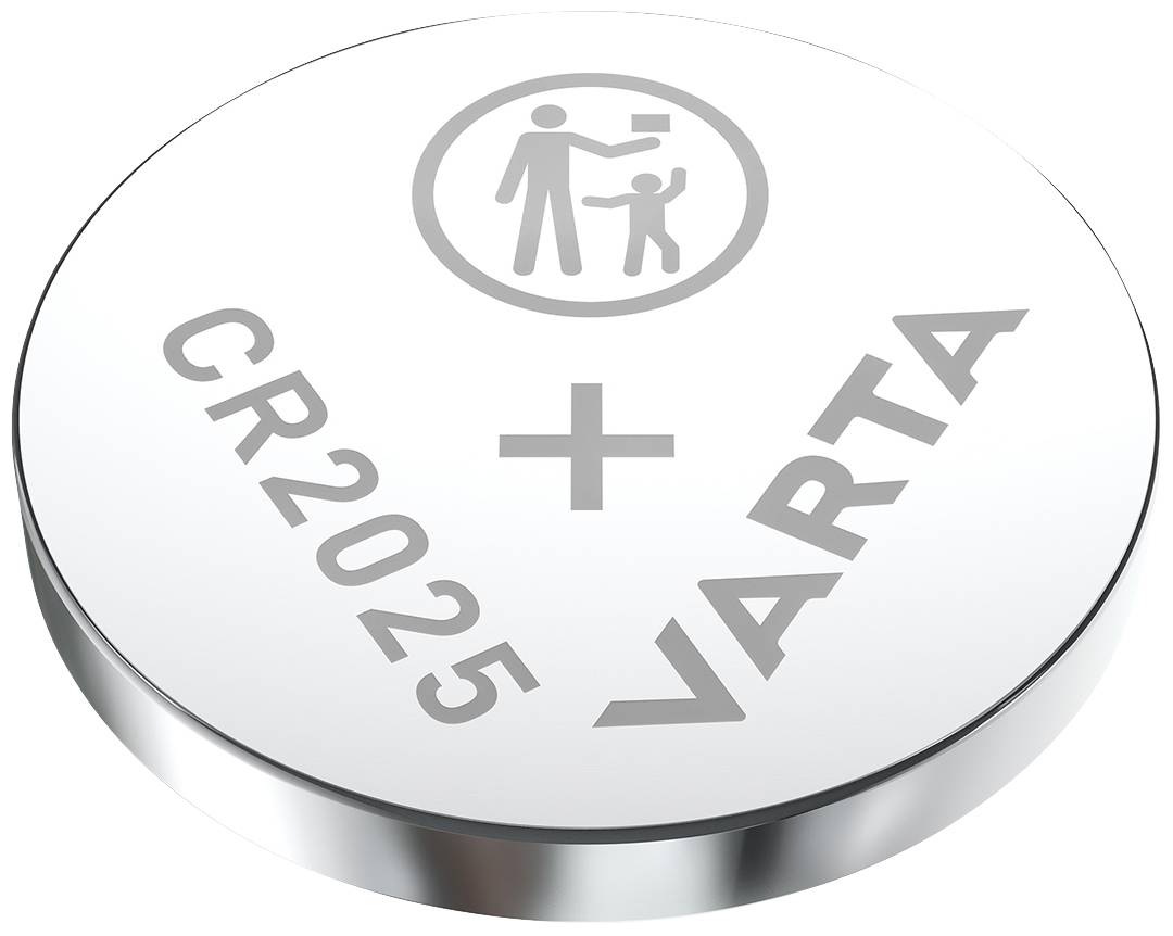 Flache silberne Knopfzelle mit Aufschrift 'CR2025 VARTA'. Symbol von einem Erwachsenen, der einem Kind etwas überreicht.