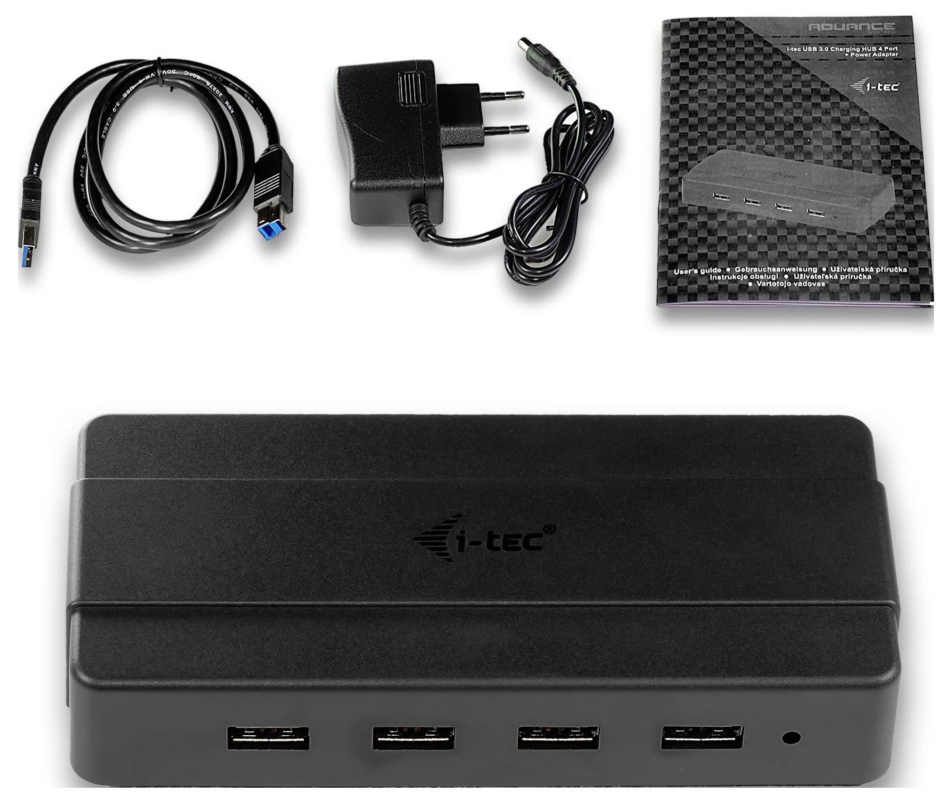 Ein schwarzer USB-Hub mit vier Anschlüssen, begleitet von einem Netzteil, einem USB-Kabel und einer Benutzeranleitung.
