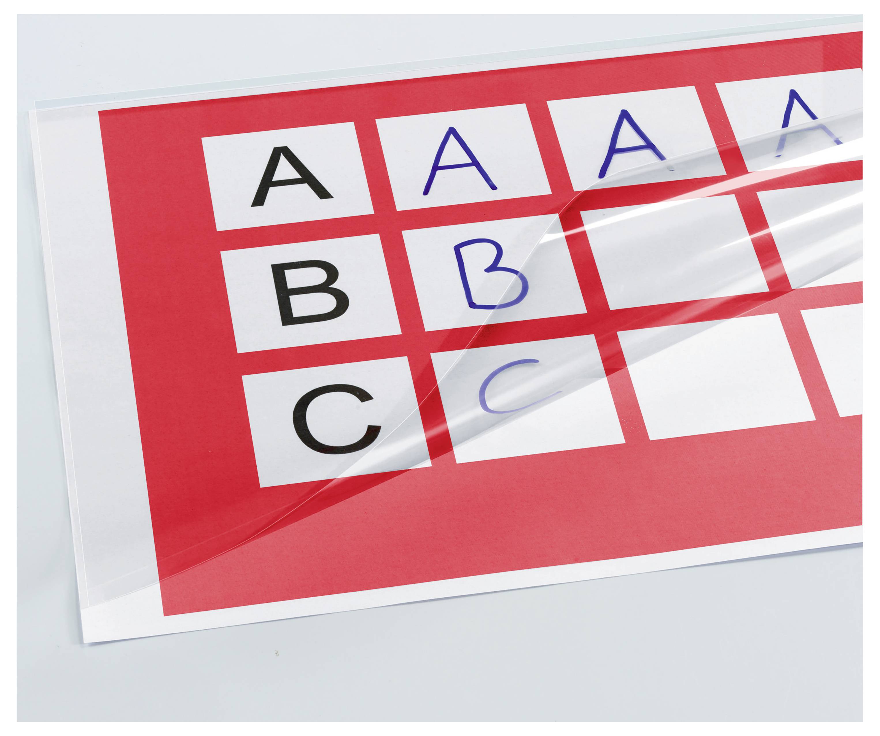 Rotes Antwortblatt mit Reihen, die mit A, B, C gekennzeichnet sind, und blauen Häkchen/Buchstaben in Kästchen, die einen bewerteten Multiple-Choice-Test suggerieren.
