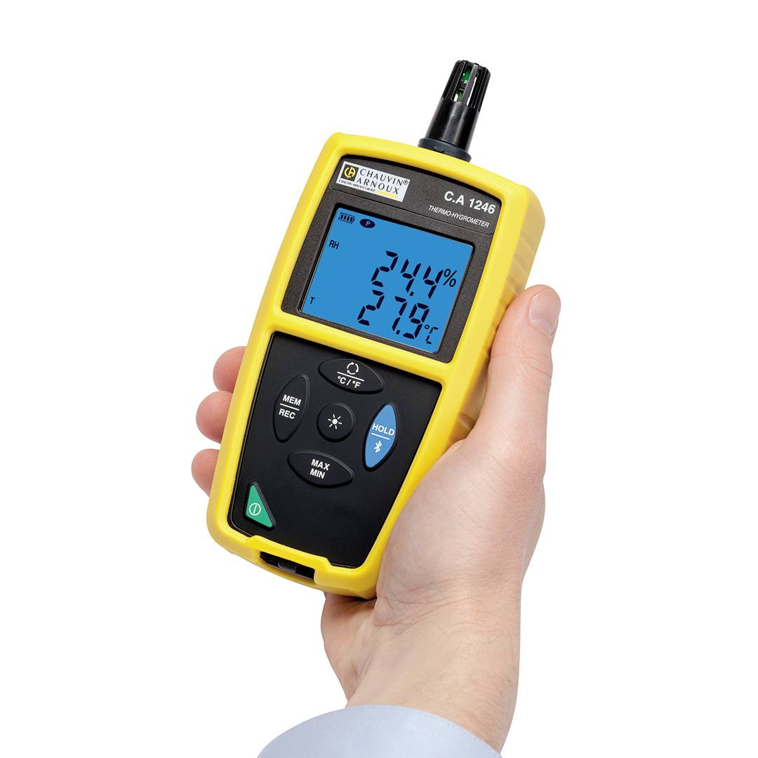 Ein Handgerät zur Messung von Temperatur und Luftfeuchtigkeit. Der Bildschirm zeigt 24,4% Luftfeuchtigkeit und 27,9°C Temperatur an.