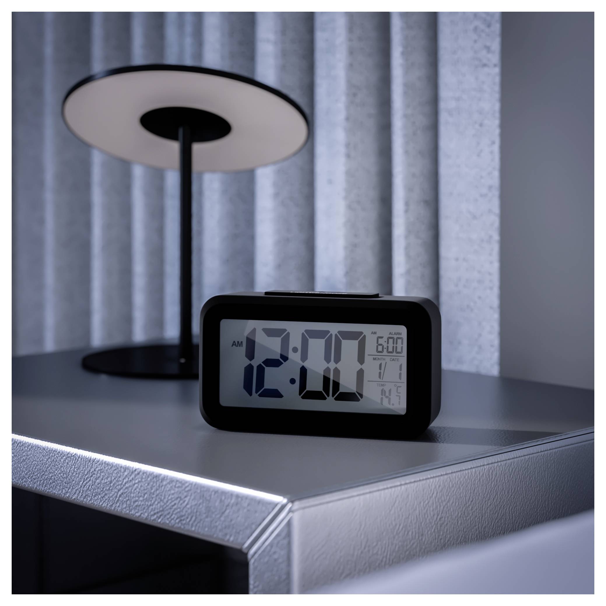 Eine digitale Weckeruhr auf einem modernen Nachttisch zeigt „2:00 Uhr