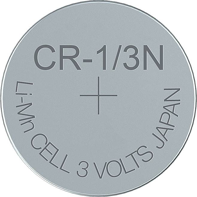 Eine silberne Knopfzelle vom Typ CR-1/3N mit der Aufschrift 'Li-Mn CELL 3 VOLTS JAPAN'.