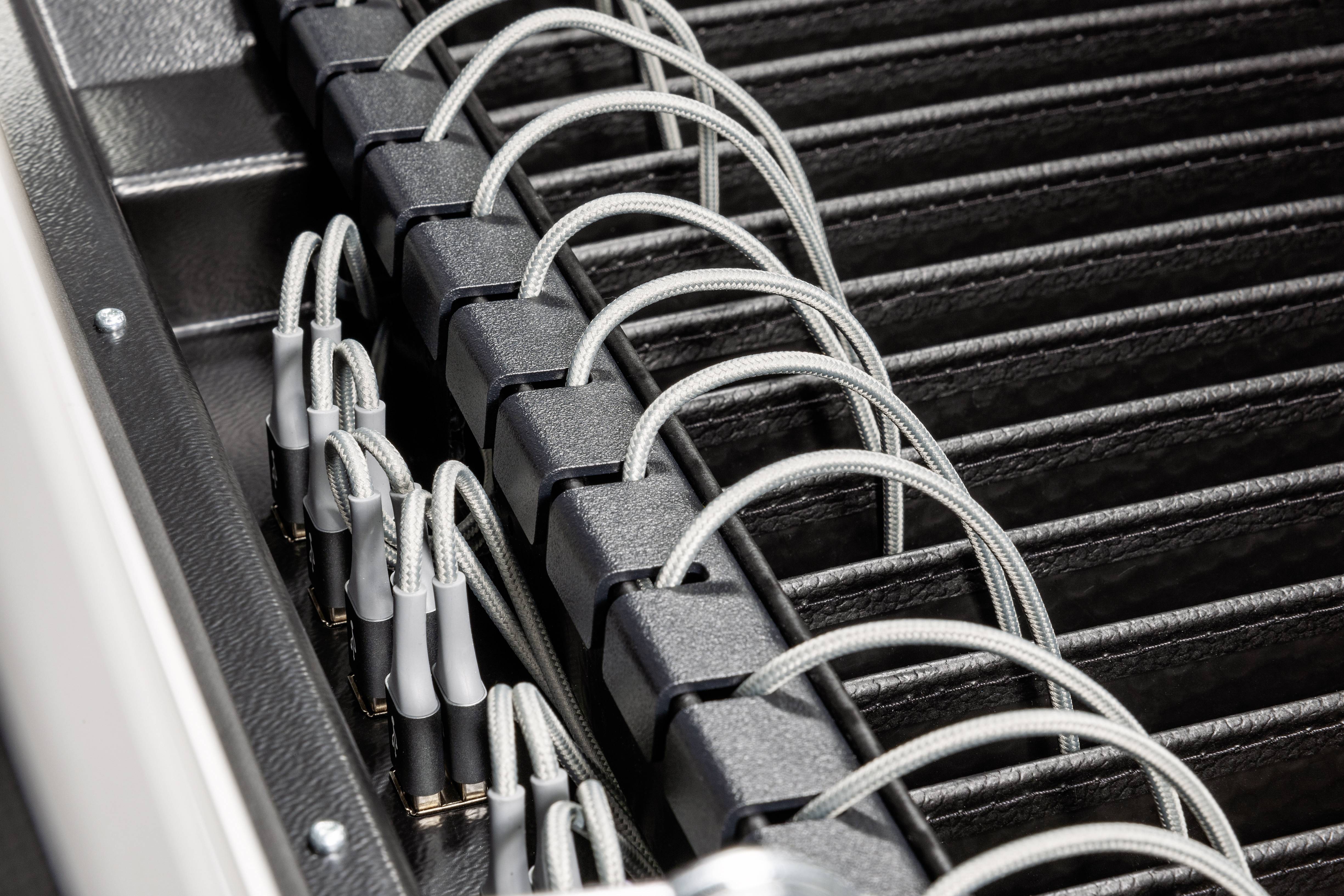 Parat i16 Lade- und Managementsystem Wagen Tablets mit USB-C (bis 10") für USB-Typ C™ verkabelt