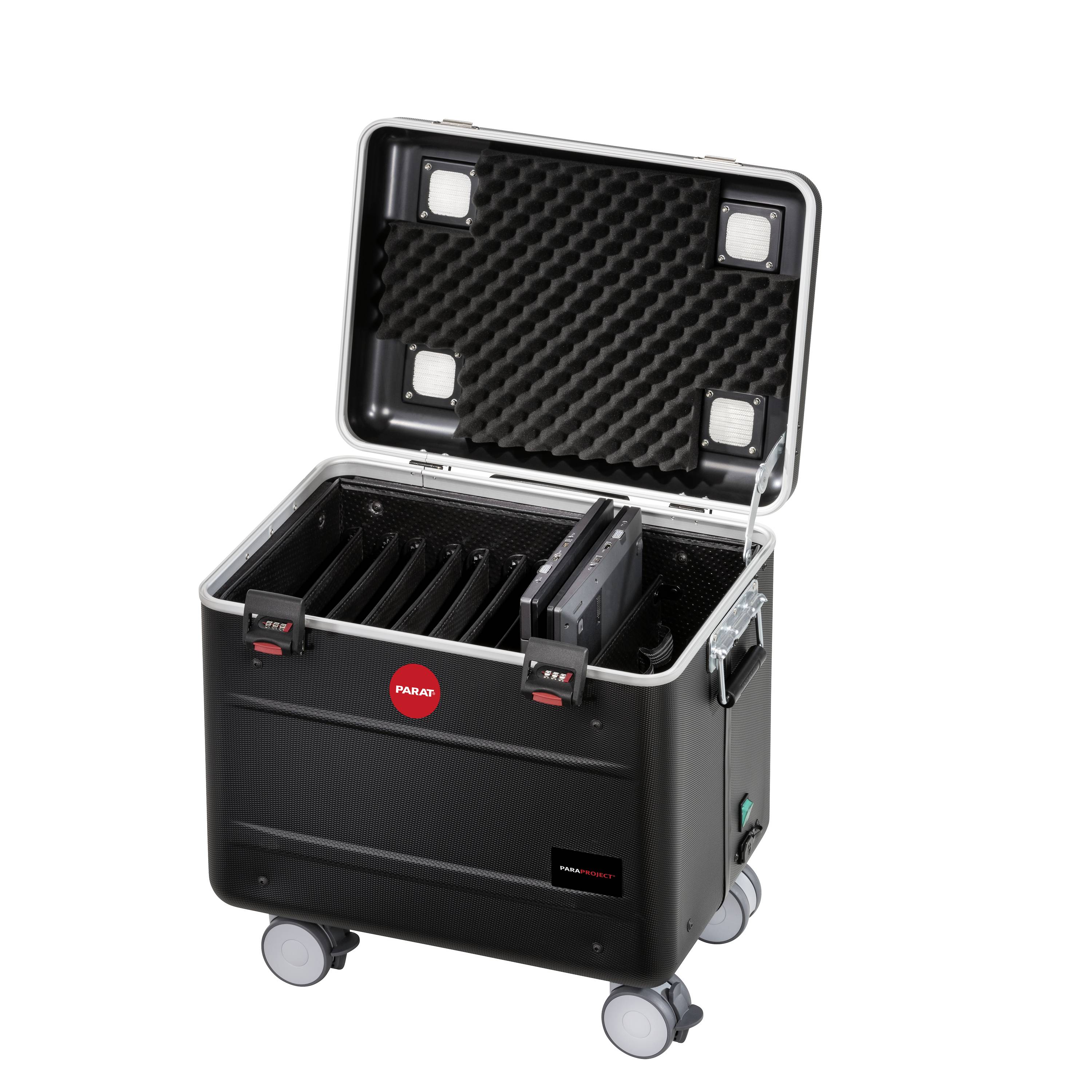 Ein schwarzer Transportkoffer auf Rollen, geöffnet, zeigt mehrere USB-Ladestationen im Inneren. Geeignet für organisierte Geräteladung.