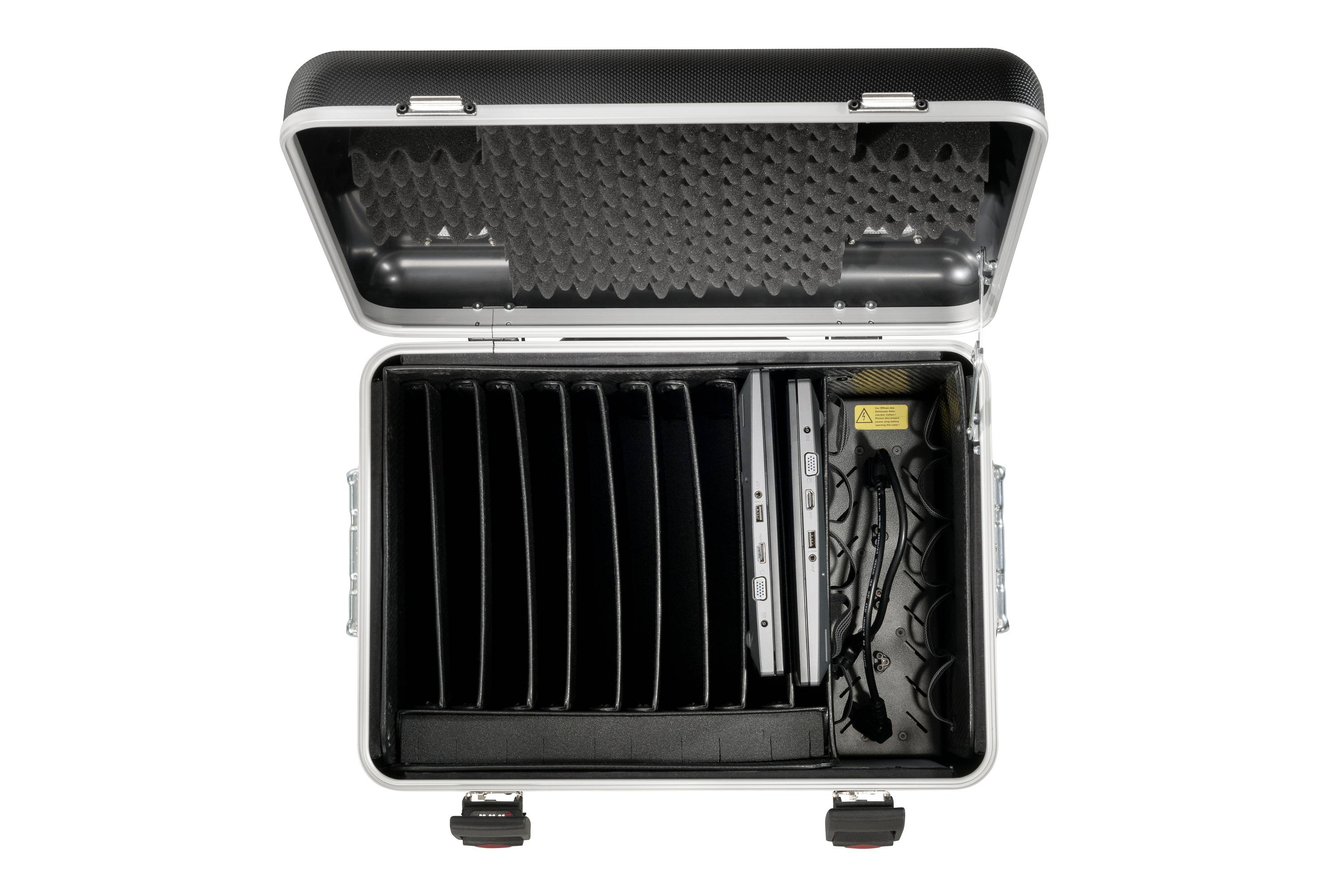 Offener Koffer mit mehreren Fächern, die Laptops und Kabel enthalten; Schaumstoffpolsterung im Deckel zum Schutz der Geräte.