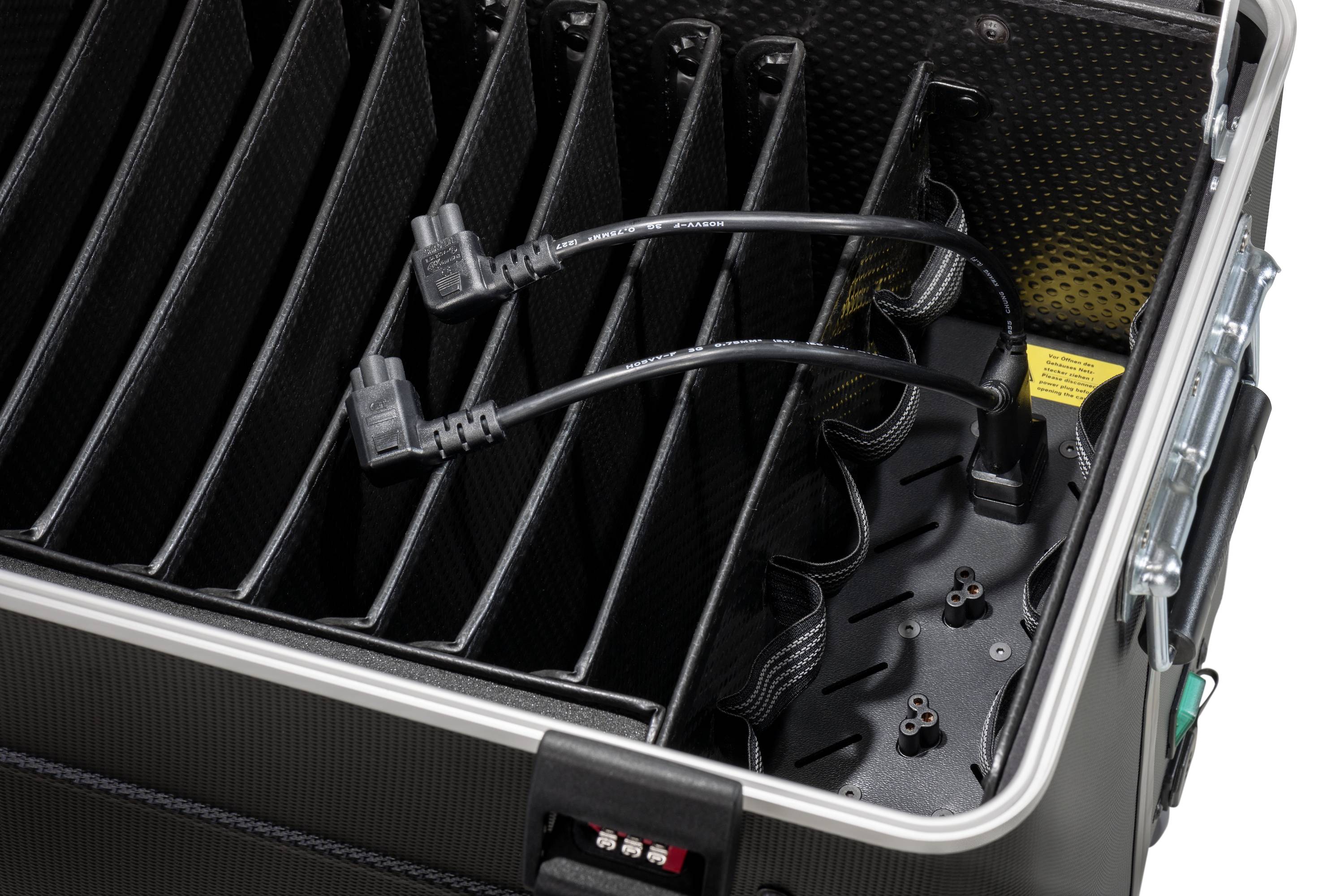 Hartschalenkoffer mit mehreren Fächern, zwei Netzkabeln und dekorativer Innenausstattung.