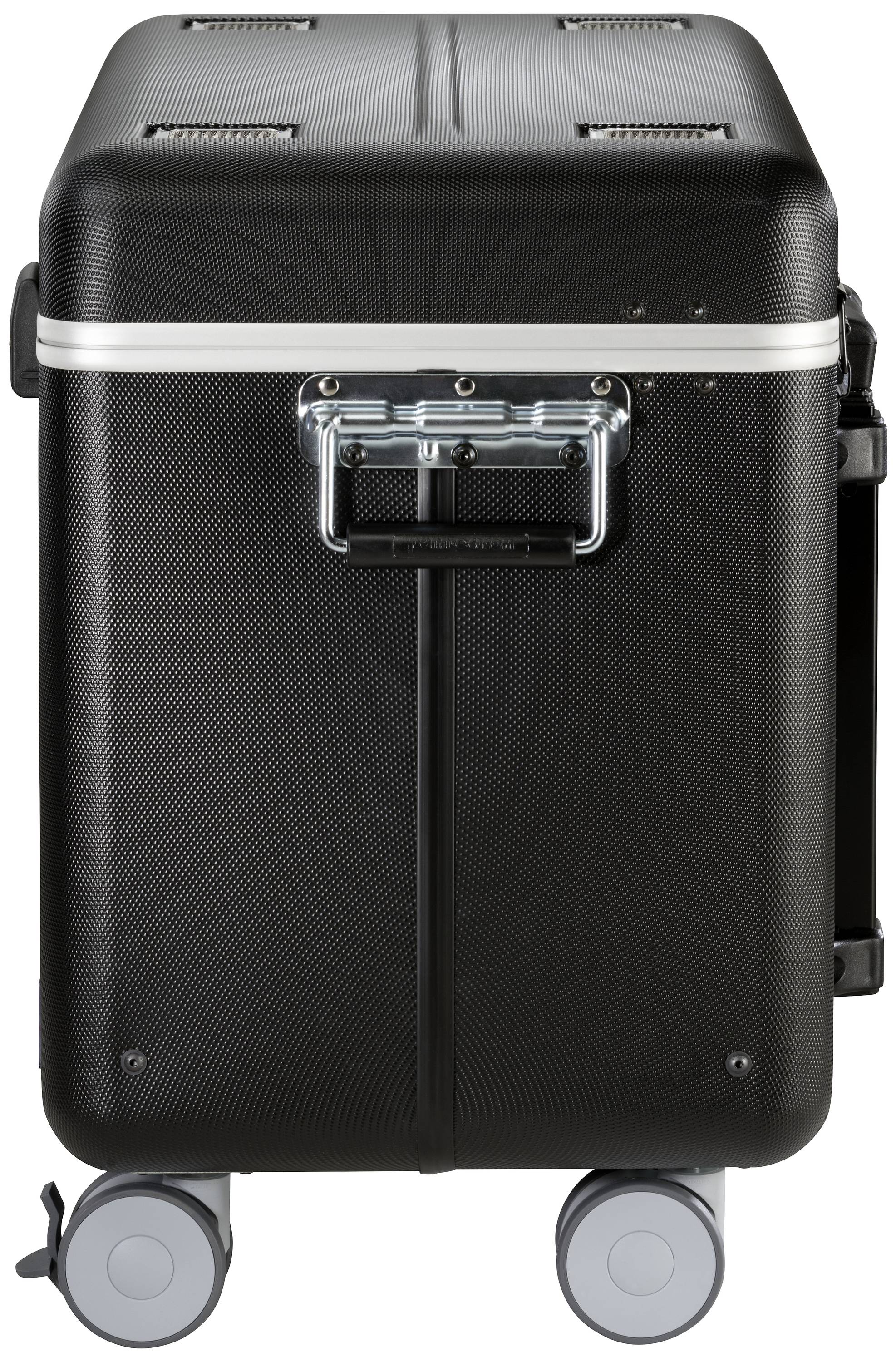 Ein schwarzer Koffer mit silbernem Griff und vier Rollen. Er steht aufrecht und zeigt eine robuste, strukturierte Oberfläche.