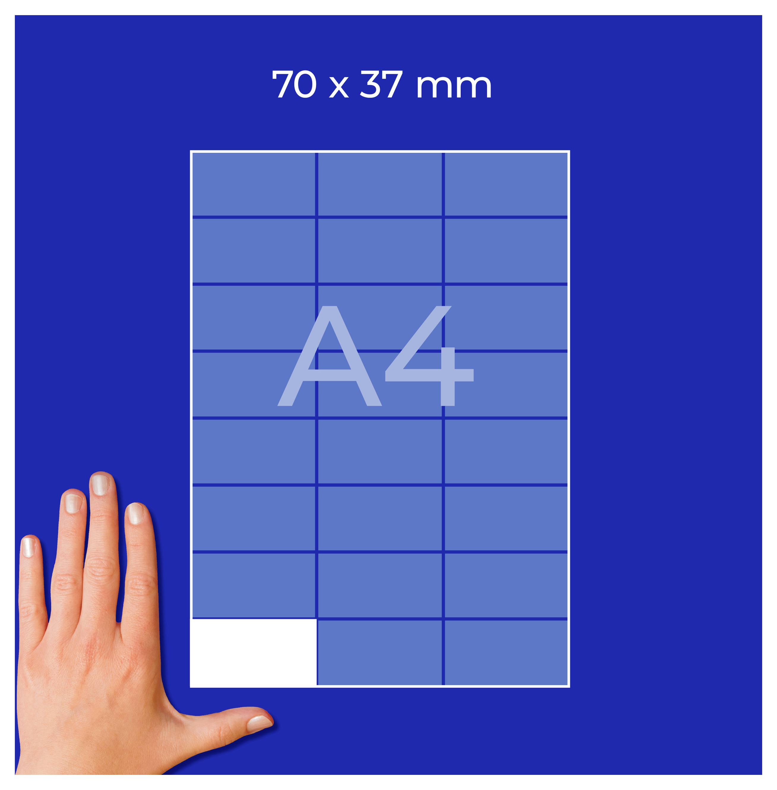 Illustration eines 70 x 37 mm großen A4-Bereichs auf Raster, neben einer Hand zur Größenveranschaulichung.