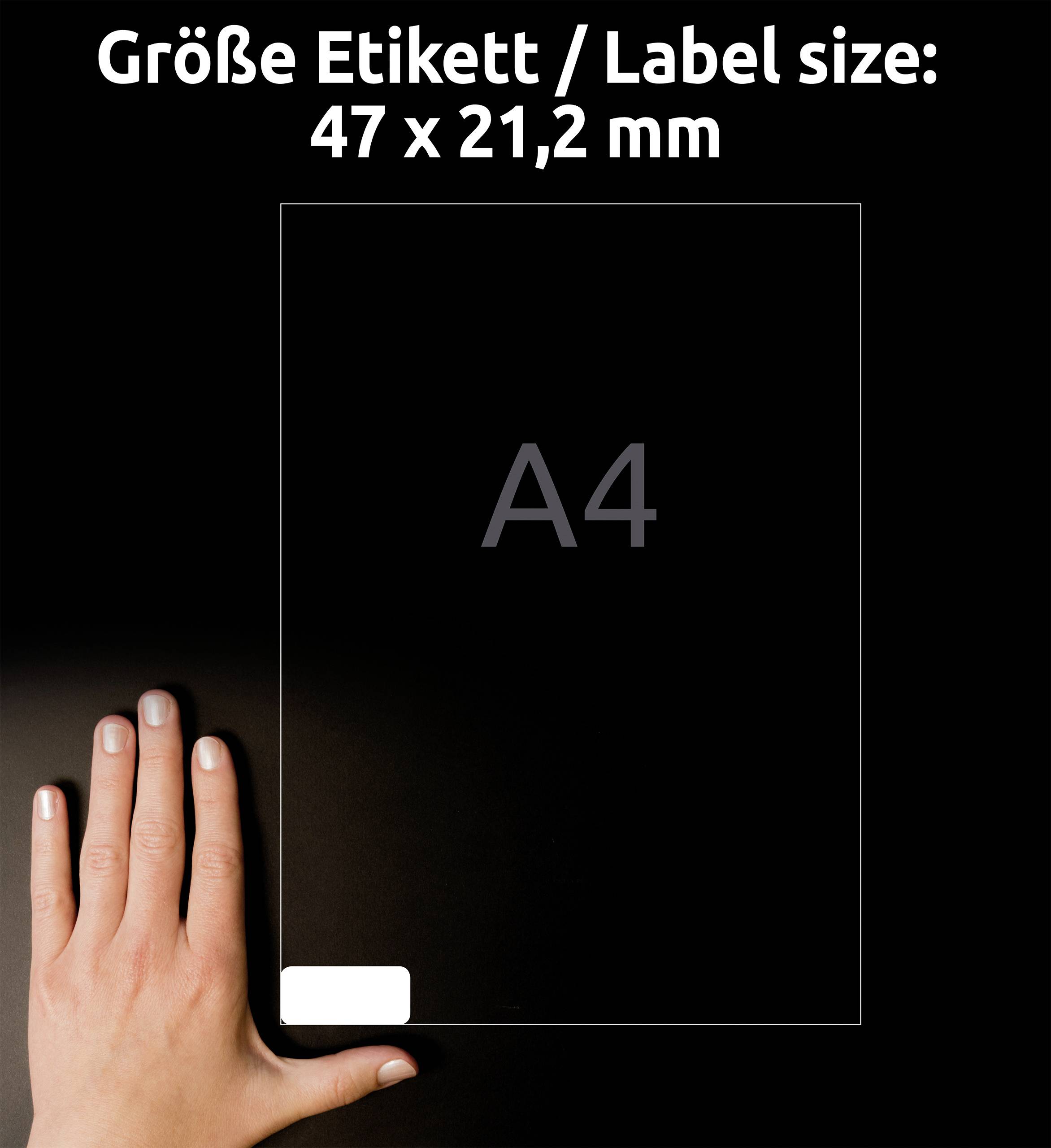 Etikett mit Größe 47 x 21,2 mm auf A4-Seite, Hand zeigt Maßstab.