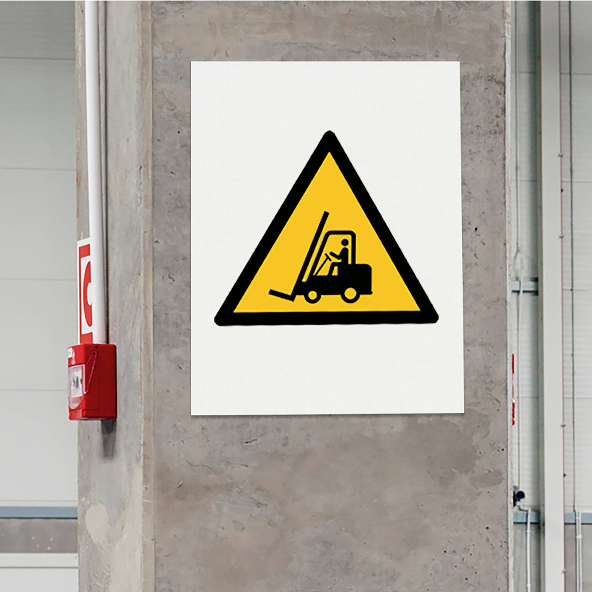 'Warnzeichen: Gabelstaplerbetrieb.' Schild an einer Wand weist auf mögliche Gefahr durch Gabelstaplerbewegungen hin.