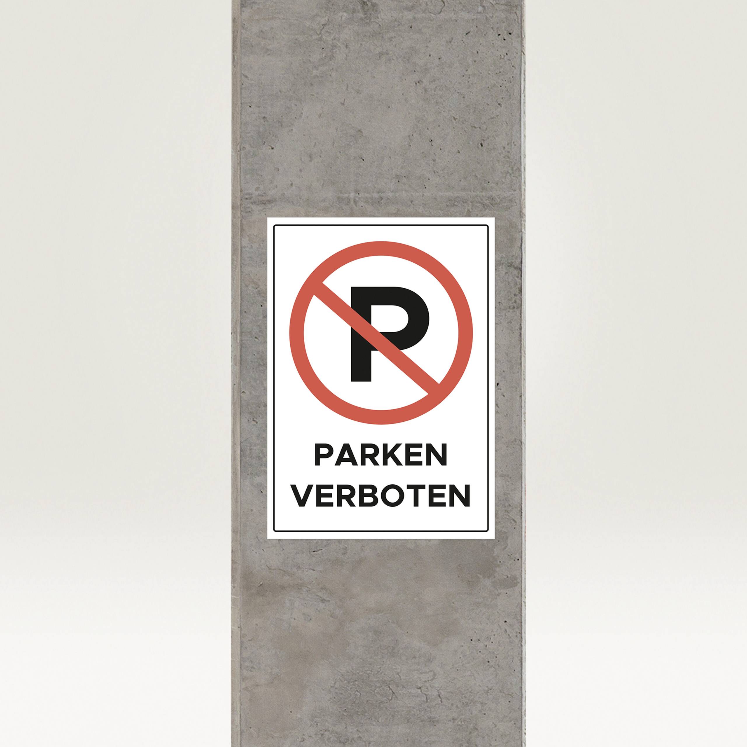 Ein Betonsäule mit einem Schild, das ein 'Parken verboten'-Symbol zeigt, montiert daran.