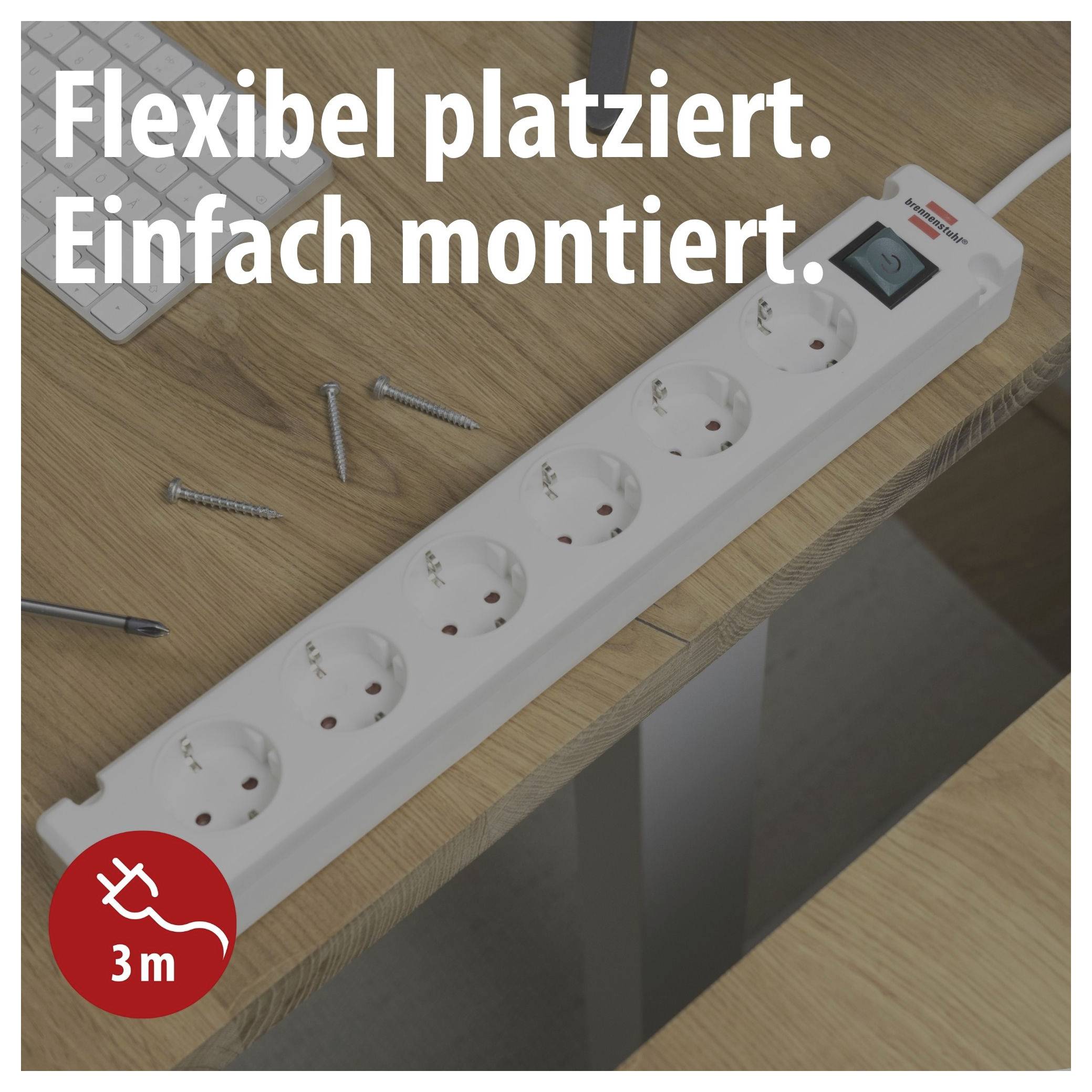 Steckdosenleiste mit 6 Steckplätzen auf einem Tisch; Text: 'Flexibel platziert. Einfach montiert.' und Symbol '3 m'.