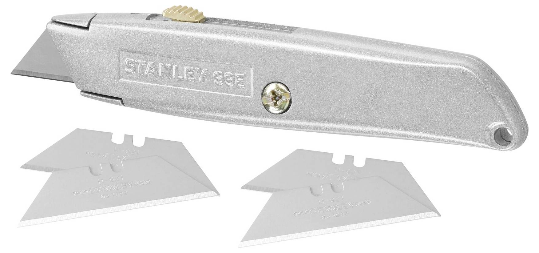 Ein silbernes Teppichmesser mit vier Ersatzklingen darunter. Das Messer hat einen Knopf oben zur Klingenverstellung.