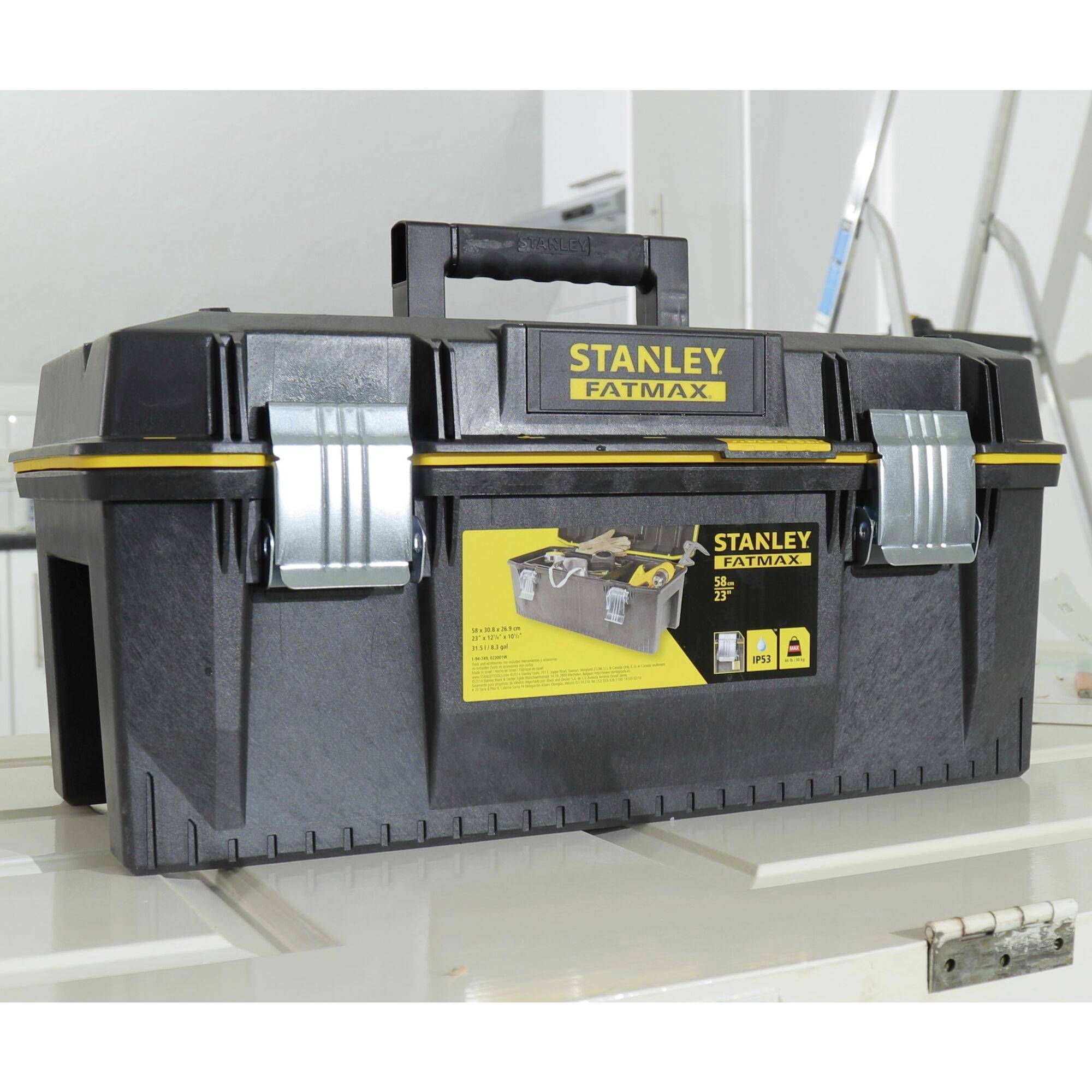 Schwarzer Werkzeugkasten von Stanley Fatmax auf einem Tisch. Er hat zwei silberne Verschlüsse und einen oberen Griff zum Tragen.