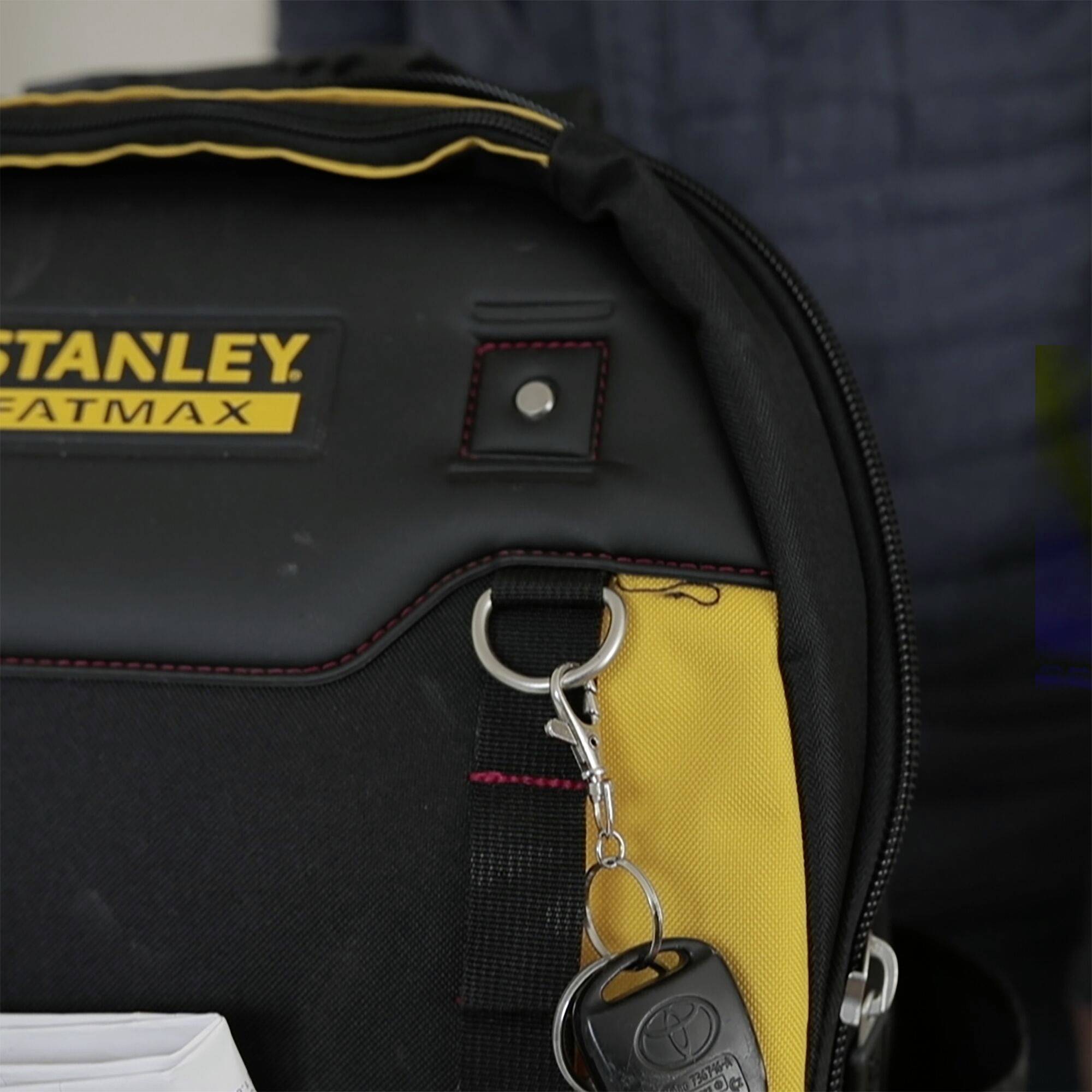 Ein Rucksack mit der Aufschrift 'Stanley Fatmax'. An der Seite hängt ein Schlüsselbund mit einem schwarzen Autoschlüssel.
