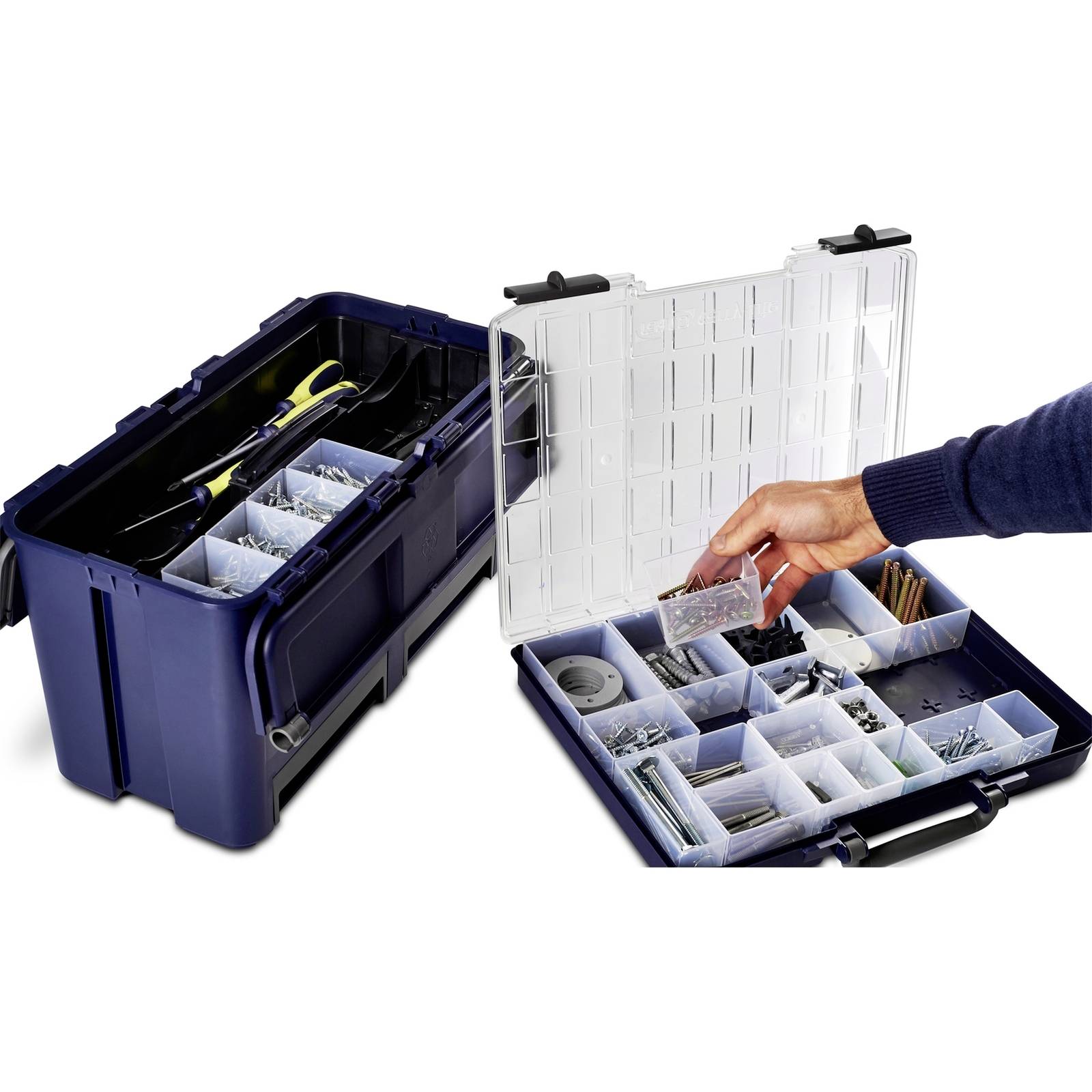 Eine Person sortiert kleine Hardwareteile in einer blauen Werkzeug-Aufbewahrungsbox mit verschiedenen Fächern. Weitere Werkzeuge sind in der Box sichtbar.
