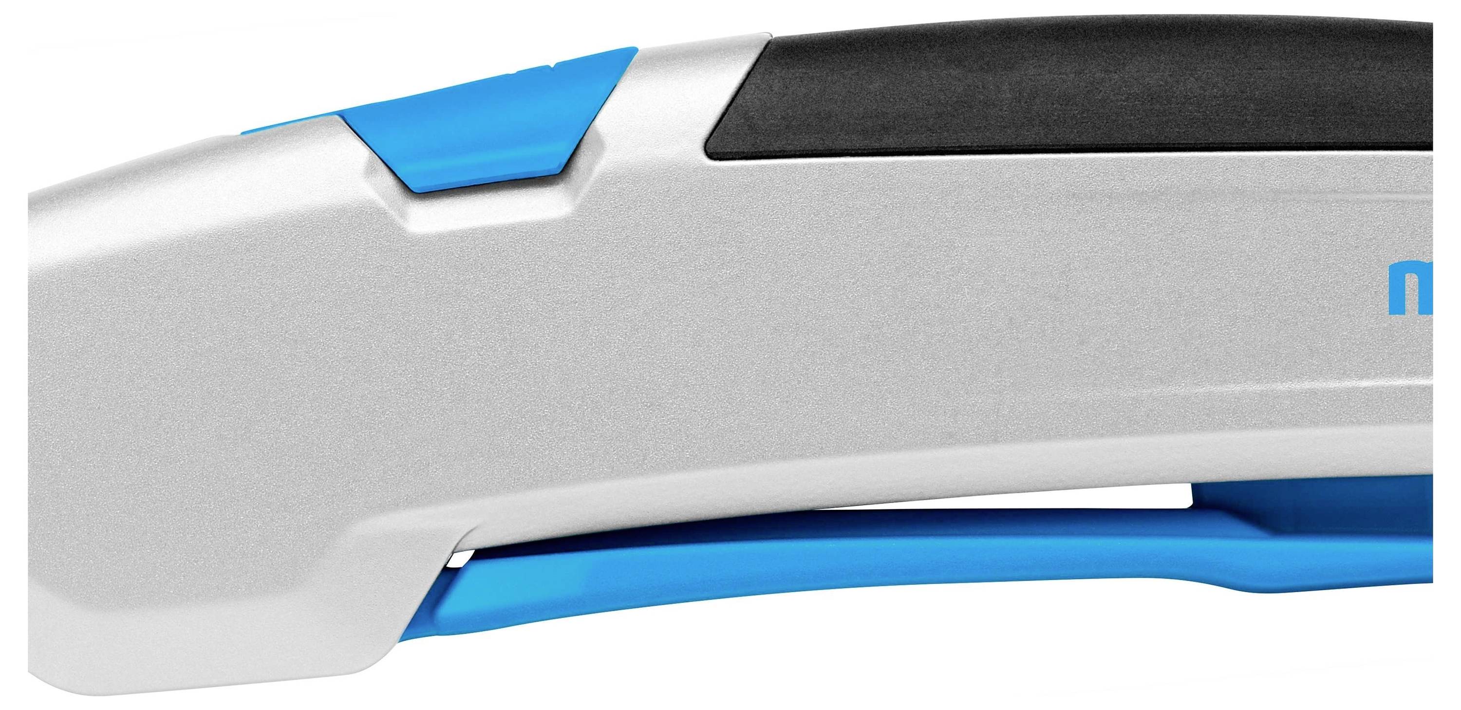 Seitliche Nahaufnahme eines modernen Handstaubsaugers, silbernes Gehäuse mit blauen Akzenten und schwarzem Griff, betont ergonomisches Design.
