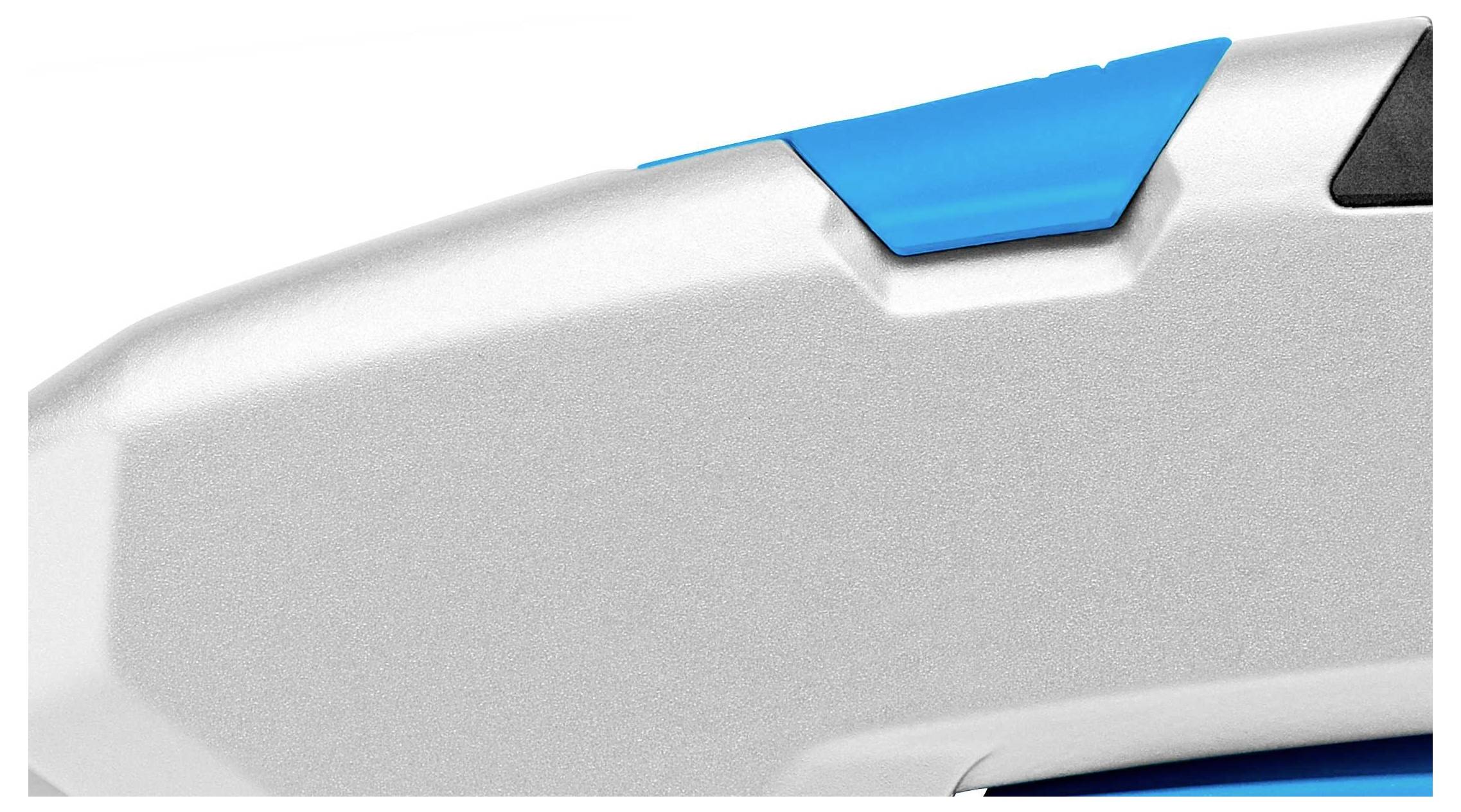 Silbernes und blaues, modernes Geräteteil mit einer markanten blauen Taste, möglicherweise Teil eines Werkzeugs oder elektronischen Geräts.