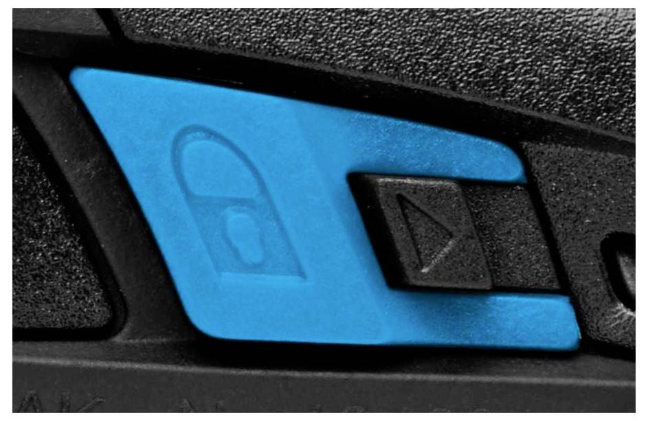 Blauer Knopf mit Schloss-Symbol auf einer schwarzen Oberfläche, zeigt möglicherweise eine Sperr- oder Sicherheitseinstellung an.