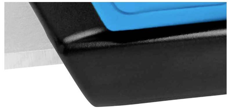 Ein Stück Metallkante neben einer schwarzen und blauen Kunststoffoberfläche.