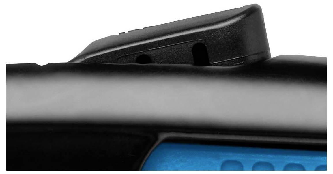 Schwarz-blaues Gerät mit Detailansicht eines Schaltknopfs, möglicherweise ein Teil eines elektrischen Werkzeugs oder Geräts.