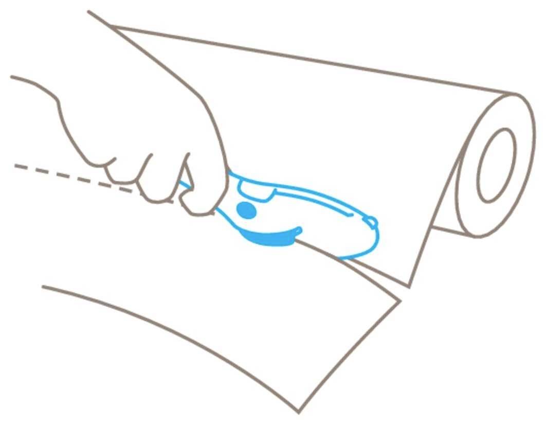 Eine Hand benutzt ein Schneidewerkzeug, um Papier sauber von einer großen Rolle abzutrennen.
